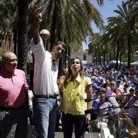 A la izquierda, el ex ministro del Interior, Jorge Fernández Díaz, junto a Xavier García Albiol y a Alicia Sánchez Camacho en un acto de campaña en Badalona durante las elecciones autonómicas y municiipales de 2015. | EFE