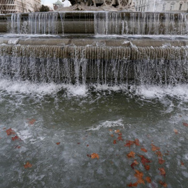 Vista del agua helada del fuente de la diosa Cibeles a medio dia de hoy.E