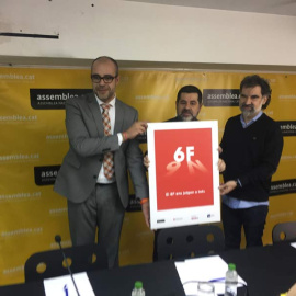 Miquel Buch (ACM), Jordi Sánchez (ANC) y Jordi Cuixart (Òmnium Cultural) muestran el cartel de la manifestación del 6 de febrero. | M.D.