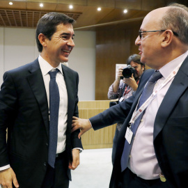 El presidente de la patronal de la banca AEB, José María Róldán (d.), charla con el consejero delegado del BBVA, Carlos Torres Vila, en un acto organizado por el IESE. EFE