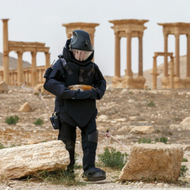 Mayo de 2016. Un soldado ruso limpia de minas las ruinas de Palmira, en Siria. En 2015, el Dáesh las arrasó. Filmó en sus teatros macabras ejecuciones y voló sus templos con explosivos. Ahora, los arqueólogos del proyecto Rekrei se han prop