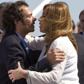 La presidenta de la Junta de Andalucía, Susana Díaz, y el alcalde de Cádiz, José María González, 'Kichi', se saludan durante el acto de inauguración del Puente de la Constitución, en septiembre de 2015. EFE