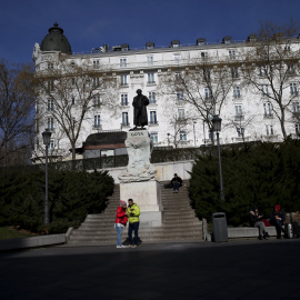 Varios turistas junto al Hotel Ritz de Madrid. REUTERS