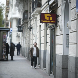 Un hombre pasea cerca de un estanco en Madrid. E.P.