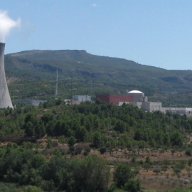 La central nuclear de Cofrentes vista desde el pueblo. Foto de la Pizarra de Yuri.