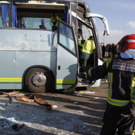 Estado en que ha quedado el autobús escolar que ha volcado esta mañana en la carretera M-506, provocando heridas leves a una veintena de menores. EFE/Víctor Lerena