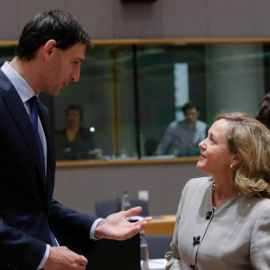 La ministra de Economía, Nadia Calviño, conversa con el ministro de Finanzas holandéz, Wopke Hoekstra, en una reunión del Ecofin en Bruselas. AFP/Aris Oikonomou