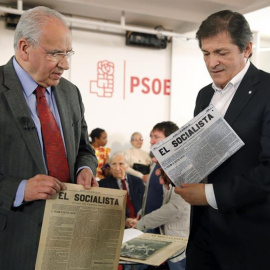 El presidente de Gestora, Javier Fernández, junto a Alfonso Guerra / EFE