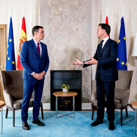 El primer ministro holandés, Mark Rutte y el presidente español, Pedro Sánchez (i). EFE/ Moncloa / Fernando Calvo 