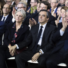 El exprimero ministro francés Francois Fillon y su espaosa en un acto político en París. EFE/EPA/ETIENNE LAURENT