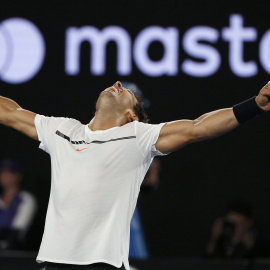 El tenista Rafa Nadal celebra tras vencer en el partido de semifinal en el tornero Open de Australia frente al búlgaro Grigor Dimitrov. REUTERS/Thomas Peter