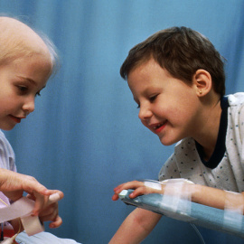  Pacientes pediátricos reciben quimioterapia contra el cáncer. Imagen: Wikimedia Commons.