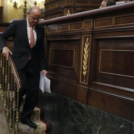 El ministro de Economía y Competitividad, Luis de Guindos, tras intervenir en el pleno del Congreso de los Diputados. EFE