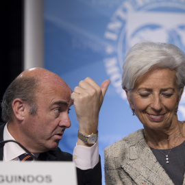 El ministro de Economía, Luis de Guindos, con la directora gerente del FMI, Christine Lagarde, en un seminario durante la reunión de primavera del organismo internacional, en Washington, en abril de 2016. AFP/ Molly Riley