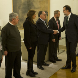 Mariano Rajoy y María Dolores de Cospedal recibiendo a los familiares de las víctimas del Yak-42 / EUROPA PRESS