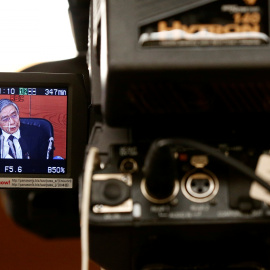 La imagen del gobernador del Banco de Japón (BoJ, según sus siglas en inglés), Haruhiko Kuroda, durante la rueda de prensa enla sede de la entidad en Tokio. REUTERS/Toru Hanai