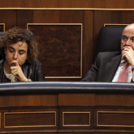 El ministro de Economía, Luis de Guindos, junto a la ministra de Sanidad, Dolors Montserrat, durante la sesión de control al Gobierno en el Congreso de los Diputados. EFE/Sergio Barrenechea