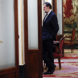 El presidente del Gobierno, Mariano Rajoy, en los pasillos del Congreso de los Diputados donde se ha celebrado la primera sesión de control al Gobierno de 2017. EFE/Chema Moya