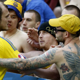 Roman Zozulya, con seguidores de la selección de Ucrania, durante la Eurocopa de Francia de 2016. REUTERS