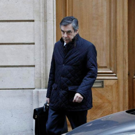 El ex primer ministro conservador francés y candidato a las presidenciales por el partido de Los Republicanos, François Fillon, sale de su residencia en París este jueves por la mañana. | YOAN VALAT (EFE)