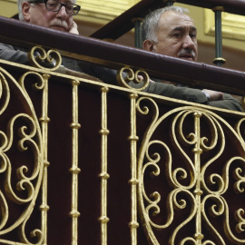 Los secretarios generales de CCOO y UGT, Ignacio Fernández Toxo (i) y Pepe Álvarez (d), asisten desde la tribuna de invitados al pleno del Congreso que debate la proposición de Ley procedente de la Iniciativa Legislativa Popular de los sind