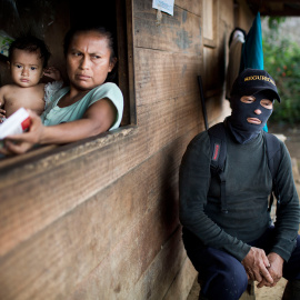 Shuar del centro Yunkuapais hacen guardia y ponen seguridad ante la posible entrada de militares en la Amazonía ecuatoriana.-EDU LEÓN