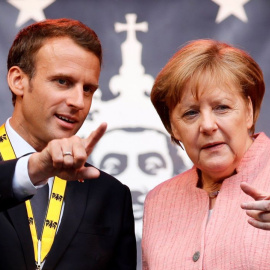 Macron y Merkel dialogan. Imagen de archivo.- EFE