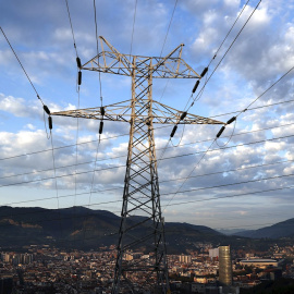 Una torre de transporte de energía perteneciente a red eléctrica, con la ciudad de Bilbao al fondo. EFE/LUIS TEJIDO