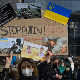  Una mujer sostiene un cartel que dice "Stop Putin" mientras la gente protesta contra la invasión rusa de Ucrania el 24 de febrero de 2022 cerca de la Cancillería en Berlín. John MACDOUGALL / AFP