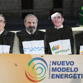  Varias pancartas con retratos de los presidentes de las eléctricas en una concentración para exigir el fin de la pobreza energética.- Fernando Sánchez / Europa Press