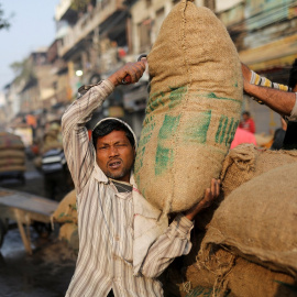 Un hombre carga un saco en un mercado de Delhi, en la India.- Anushree Fadnavis / Reuters