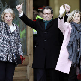 El expresidente de la Generalitat Artur Mas (2d), la exvicepresidenta Joana Ortega (d) y la exconsellera Irene Rigau (i) a su llegada al Palacio de Justicia de Barcelona donde son juzgados por desobedecer al Tribunal Constitucional (TC) en 