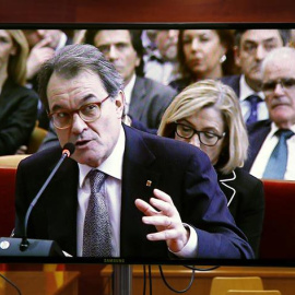 Vista de una pantalla en una de las salas de prensa, durante la declaración de Artur Mas en el juicio que el Tribunal Superior de Justicia de Catalunya/ EFE