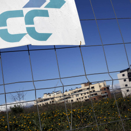 Un cartel con el logo de FCC en una obra en Madrid. REUTERS