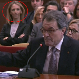 Imagen de televisión del expresidente de la Generalitat Artur Mas, durante su declaración en el juicio en el TSJC por la consulta del 9-N. A la derecha, con los brazos cruzados, entre el público, Cayetana Álvarez de Toledo, responsable del 