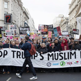 Manifestantes británicos en contra de la ley de inmigración de Trump. EFE/EPA/Hayoung Jeon