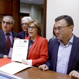 La secretaria adjunta del Grupo Socialista, Marisol Pérez Domínguez (c), y los portavoces de Sanidad en el Congreso y el Senado, Jesús María Fernández (d), y José Martínez Olmos presentan en el Registro del Congreso una proposición de ley r