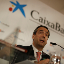 El consejero delegado de CaixaBank, Gonzalo Gortazar, en una rueda de prensa en Lisboa para explicar los resultados de su opa sobre el portugués BPI. REUTERS/Rafael Marchante