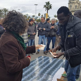 Los manteros de Barcelona venden el documental 'Tarajal' por diez euros /Tancada pels drets inmigració