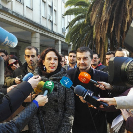 La diputada estatal IU, Eva García Sempere, el coordinador general de IU Andalucía, Antonio Maíllo, y el también diputado estatal, Miguel Ángel Bustamante, atienden a los medios en las puertas de la Fiscalía de Sevilla.