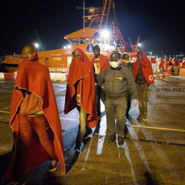 19 personas han sido rescatadas tras el naufragio de una patera en la costa de Alhucema / EFE