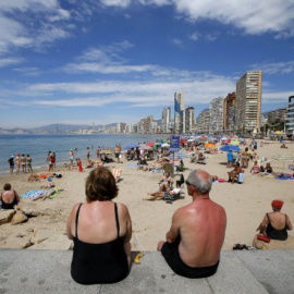 Una pareja de turistas toma el sol en las playas de Benidorm. EFE