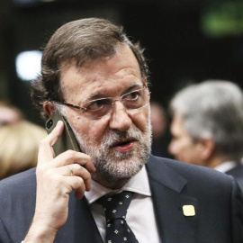 Rajoy habla por teléfono, en una imagen de archivo. | EFE