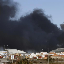 Columna de humo generada como consecuencia del incendio ocurrido en la empresa química Indukern, en Paterna. | JUAN CARLOS CÁRDENAS (EFE)