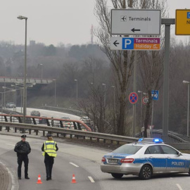 Un coche de policía bloquea uno de los accesos al aeropuerto de la ciudad alemana. | FABIAN BIMMER (EFE)