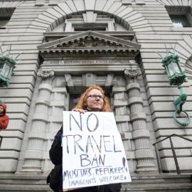 Una mujer protesta contra el veto migratorio de Trump ante el Tribunal de Apelaciones de San Francisico. | NOAH BERGER (EFE)