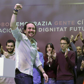 Pablo Iglesias saluda a los asistentes a la Asamblea de Vistalegre II. | BALLESTEROS (EFE)