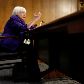 La presidenta de la Reserva Federal (conocida como Fed), Janet Yellen, durante su comparecencia ante el comité de Bancario del Senado de EEUU. REUTERS/Joshua Roberts