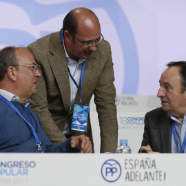 El presidente de Murcia, Pedro Antonio Sánchez (c), conversa con el presidente del PP de Extremadura, José Antonio Monago (i), y el de La Rioja, Pedro Sanz (d), durante el XVIII Congreso del partido celebrado este fin de semana en Madrid. E