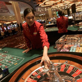 Una crupier hace girar una ruleta en una mesa de juego en un casino. EFE/Archivo